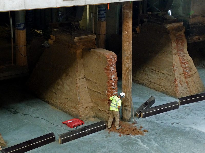 Deutsches Bauteam auf einer Baustelle im Einsatz