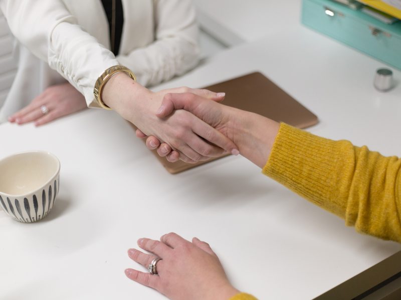 Büroteam im Gespräch in Deutschland